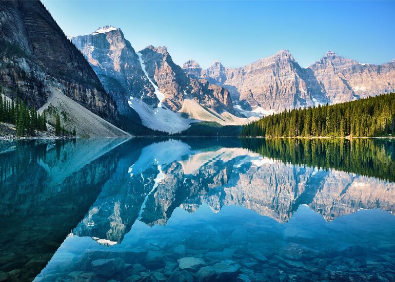 Canadian lake with mountains & trees in the background - Cookiebot